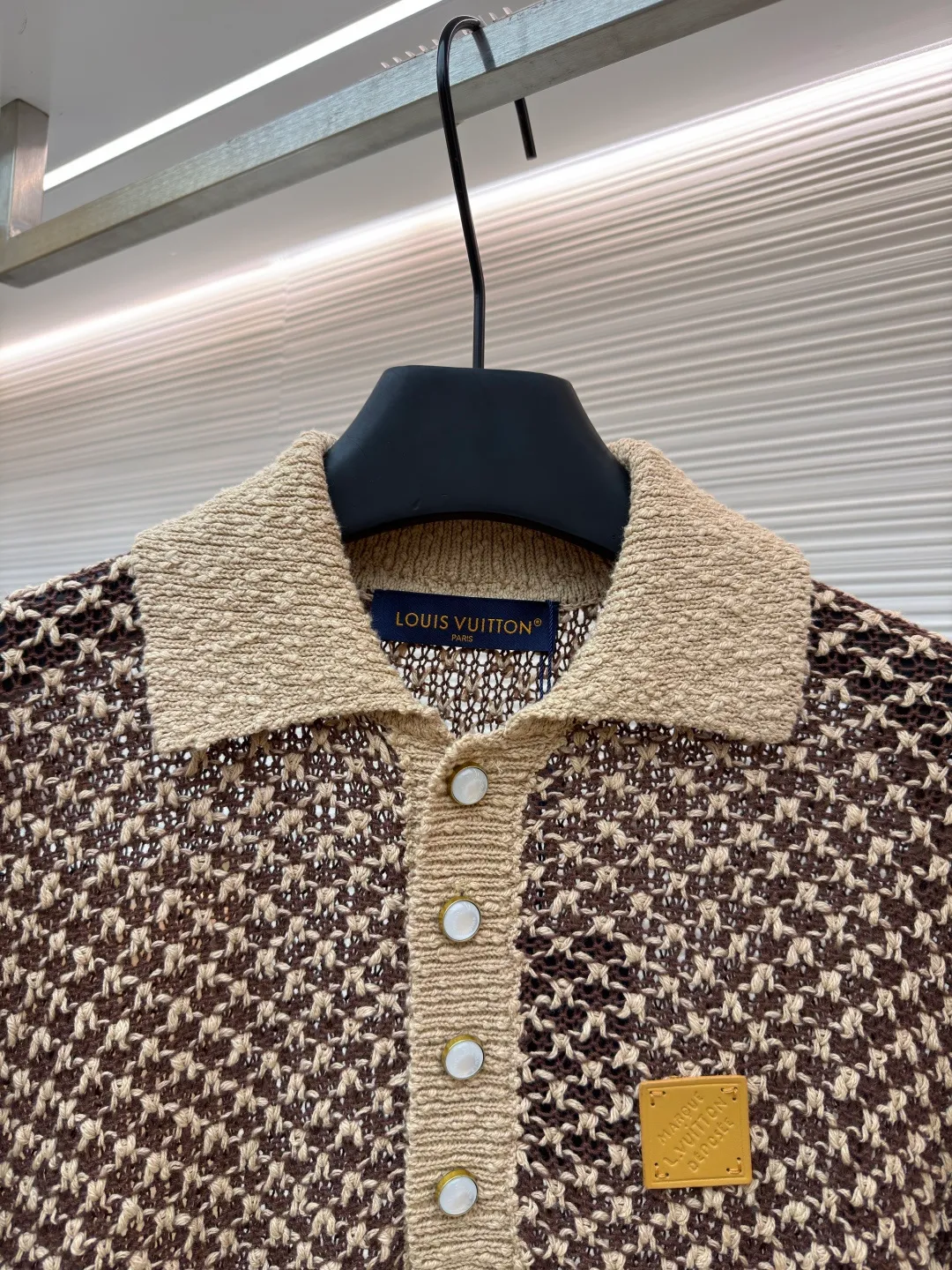 LOUIS VUITTON short-sleeved knitted mesh Polo shirt ●Original version: Purchased and developed for 17999 ●Item number: 1682531-B20 ●Fabric: cotton fabric ●Technology: knitted ●Color: brown ●Version: fitted version ●Weight: about 340 grams ●Size: S-M-L-XL ●Description: This LOUIS VUITTON houndstooth knitted Polo shirt is woven with high-quality wool blended gold and silver threads. It uses jacquard knitting technology to create a houndstooth texture. The pattern is three-dimensional and full of metallic luster. The fabric is both soft and skin-friendly and stiff, and is not easy to pill or snag. The neckline is a classic Polo lapel design, the custom-made mother-of-pearl buttons at the placket have a warm texture, and the brand metal logo on the body is hand-inlaid, which is strong and highlights the luxury quality. The cuffs and hem are ribbed in the same color, with moderate elasticity to fit the body shape. The overall cut is a loose silhouette, the shoulders are seamlessly spliced, the stitching is straight and fine, the customized accessories and three labels are complete, and the detailed craftsmanship shows the brand's ingenuity. It is suitable for various wear scenarios such as daily leisure and light business. The overall wiring is straight and delicate, the fabric is comfortable and soft, and the color is consistent without color difference. It can be matched with the same style to create a fashionable look and control various occasions. Customized accessories, complete with three standards, same style for men and women!